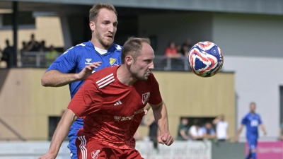 So wie hier Jochen Roth im Spiel gegen den SVG Steinachgrund (hinten Niklas Rückel) soll der TSC Neuendettelsau in Buch von Beginn an Präsenz in den Zweikämpfen zeigen. (Foto: Martin Rügner)