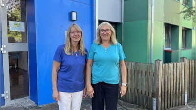 Hiltrud Neubert (links) und Bettina Schmidt sind langjährige Mitarbeitende im Kinderhaus Kunterbunt. Sie freuen sich auf das bevorstehende Jubiläumsfest. (Foto: Irmeli Pohl)