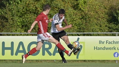 Vor einer Woche besiegte der TSV Marktbergel (rechts Philipp Keil) die SG Segringen/Dinkelsbühl (Jakob Lang) mit 3:1. Die SG empfängt nun Steinachgrund II, Marktbergel muss zur SG Wind. (Foto: Martin Rügner)