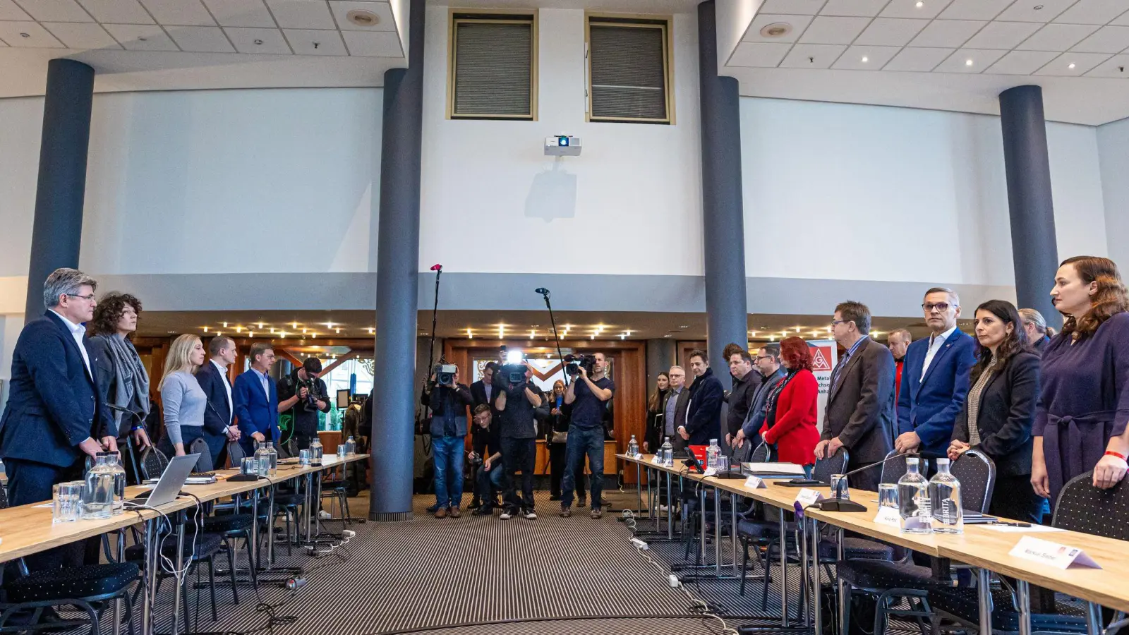 Seit Montag ringen Vertreter von VW und IG Metall um eine Einigung im Tarifstreit. (Archivbild) (Foto: Moritz Frankenberg/dpa)