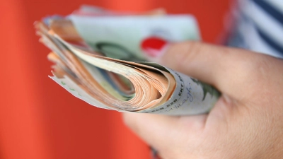 Mehr Geld in der Hand: Zum Jahresbeginn 2026 sind die Hinzuverdienstgrenzen bei Erwerbsminderung gestiegen. (Foto: Robert Michael/dpa-Zentralbild/dpa-tmn)