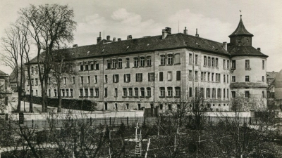 Das humanistische Gymnasium mit seinem dicken Turm, vor 100 Jahren noch von viel Grün umgeben, besuchen im Schuljahr 1926/1927 insgesamt knapp 200 Schüler.  (Repro: Sammlung Martin Schuster)