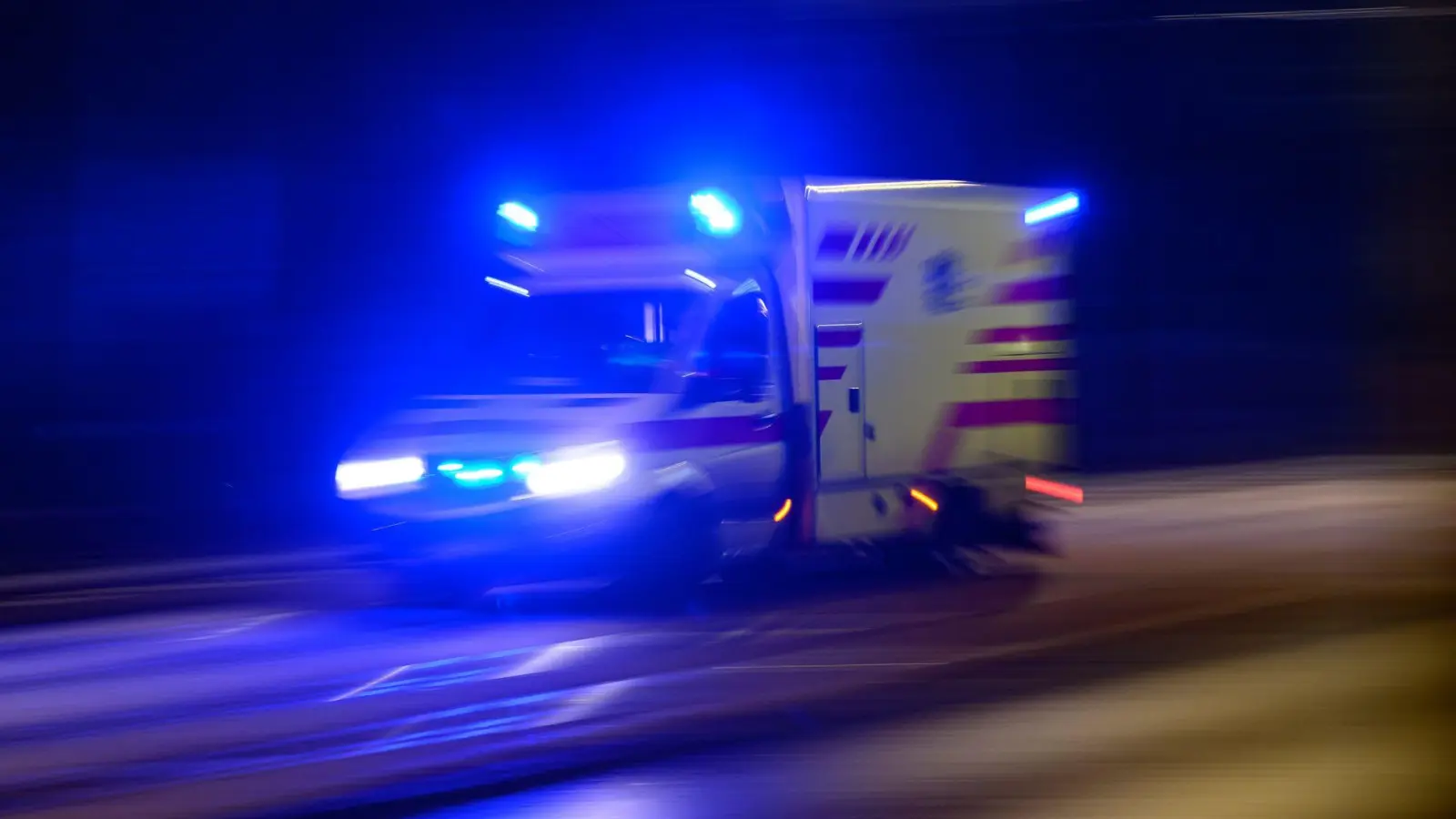 Ein Mann kam mit schweren Verletzungen ins Krankenhaus, ein weiterer mit leichten Verletzungen. (Symbolbild) (Foto: Robert Michael/dpa)