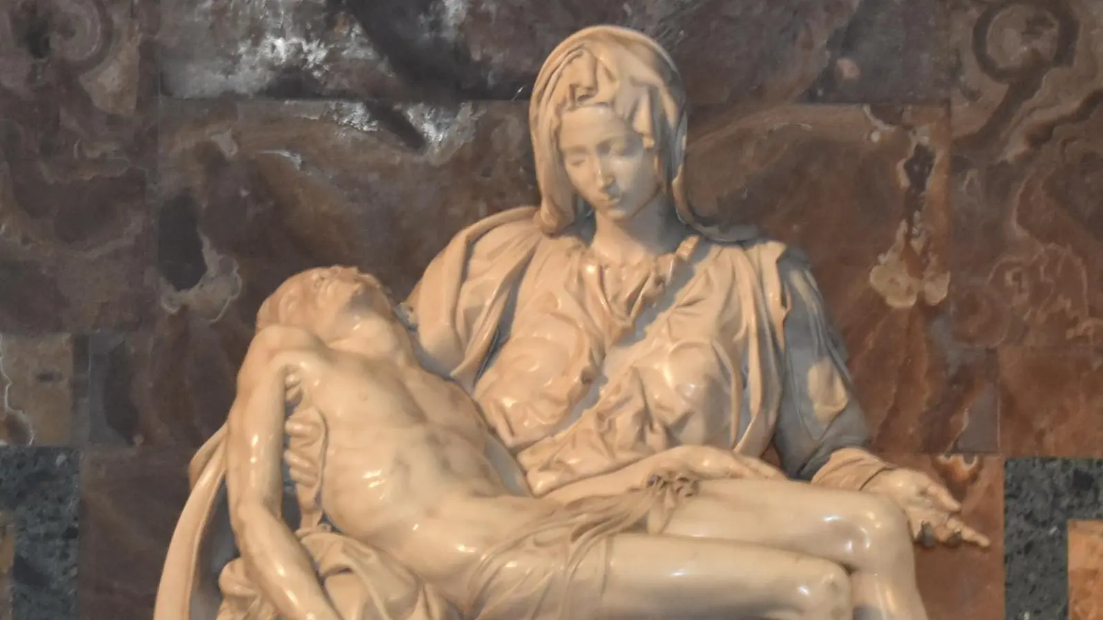 Die berühmte Pietà von Michelangelo, die als einziges Werk vom Meister signiert wurde, ist hinter einer Glasscheibe verborgen, seit sie beschädigt wurde. (Foto: Ute Niephaus)