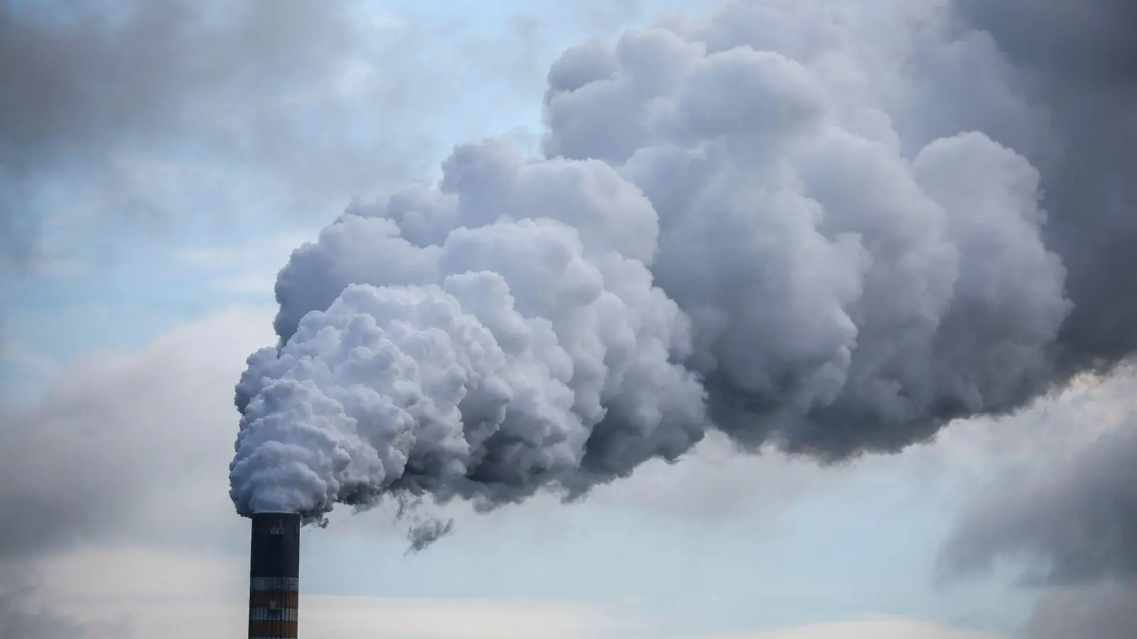 Die Konzentration der klimaschädlichen Treibhausgase in der Atmosphäre nimmt weiter zu. (Foto: Jan Woitas/dpa)