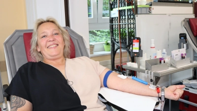 Jeanette Schellenberg aus Ansbach hat schon 20 Mal Blut gespendet und nimmt die Angelegenheit entsprechend gelassen und gut gelaunt. (Foto: Thomas Schaller)