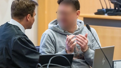 Einem 51 Jahre alten Mann wird vor dem Landgericht Regensburg Mord an seinem Onkel vorgeworfen. Er bestreitet dies.  (Foto: Armin Weigel/dpa)