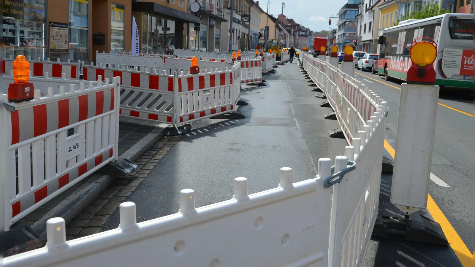 Auf die abgesperrte Fahrbahn werden die Fußgänger derzeit im vorderen Teil der Neustädter Wilhelmstraße geleitet. Grund sind Pflasterarbeiten, die sich mutmaßlich noch bis Ende August hinziehen werden.  (Foto: Patrick Lauer)