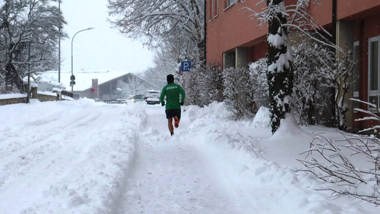 Sport muss sein: So manch einen schreckt das Wetter gar nicht ab. Sogar mit kurzer Hose sammelt ein Jogger in Neuendettelsau seine Kilometer.  (Foto: Antonia Müller)