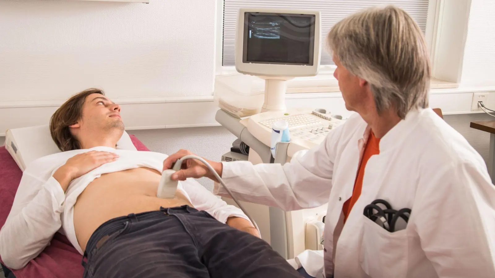 Wie geht es dem Bauch? Ein Ziel der elektronischen Patientenakte ist es, unnötige Doppeluntersuchungen zu vermeiden.  (Foto: Christin Klose/dpa-tmn)