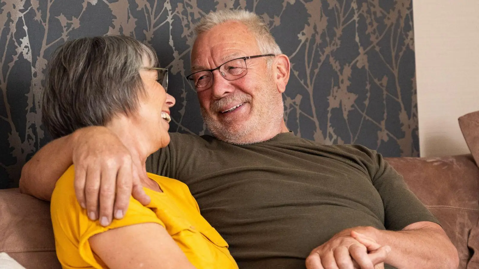 Der Witwer hat eine neue Partnerin gefunden. Auch Angehörige merken dann oft, dass das ihr Leben ebenfalls wieder erleichtert.  (Foto: Benjamin Nolte/dpa-tmn)