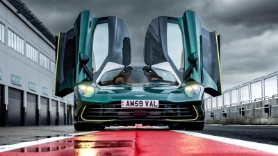 Standesgemäß mit Flügeltüren: Aston Martins Supersportwagen Valhalla. (Foto: Andy Morgan/Aston Martin/dpa-tmn)