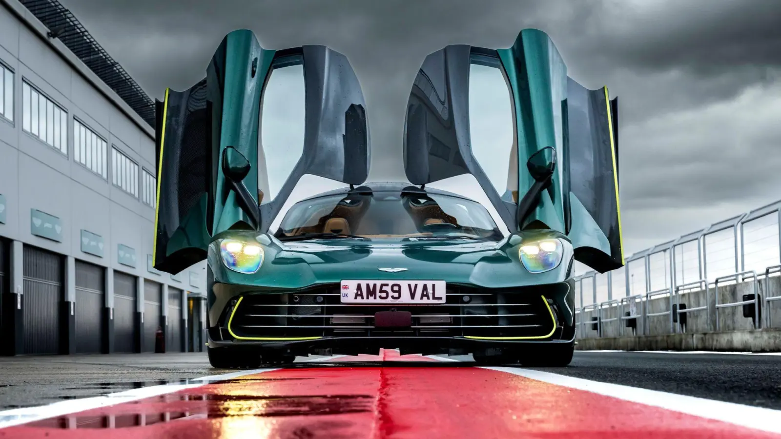 Standesgemäß mit Flügeltüren: Aston Martins Supersportwagen Valhalla. (Foto: Andy Morgan/Aston Martin/dpa-tmn)