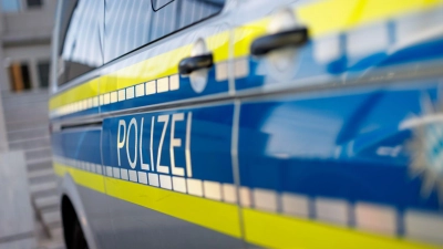 Die Polizei stellt die beteiligten Unfallfahrzeuge sicher. (Symbolbild) (Foto: Daniel Karmann/dpa)