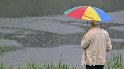 Der DWD-Meteorologe rät: Wetterfeste Kleidung und einen Regenschirm einpacken. (Archivbild)  (Foto: Patrick Pleul/dpa)