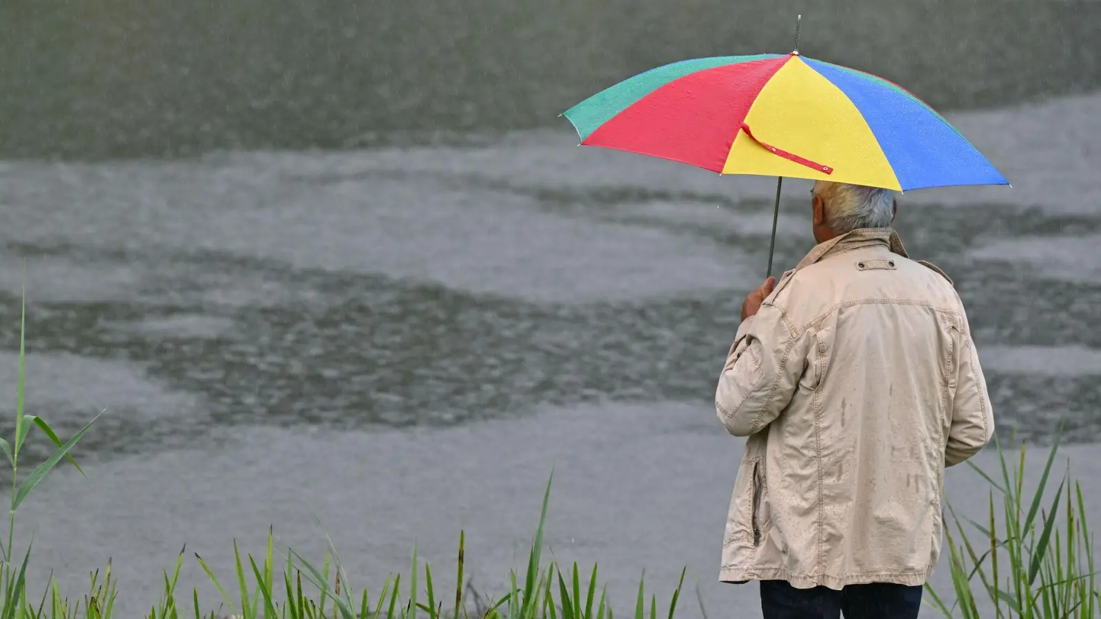 Der DWD-Meteorologe rät: Wetterfeste Kleidung und einen Regenschirm einpacken. (Archivbild)  (Foto: Patrick Pleul/dpa)