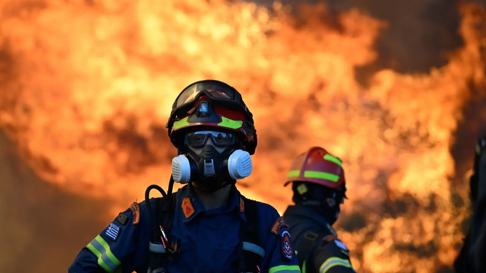 Ein Feuerwehrmann steht vor den lodernden Flammen nordwestlich von Athen. (Foto: Michael Varaklas/AP/dpa)