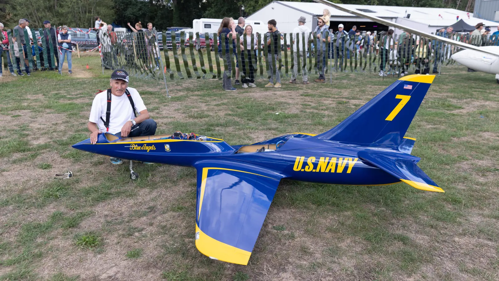 Werner Schletterer und sein Model-Jet Rebel Max.<br> (Foto: Daniel Christ)