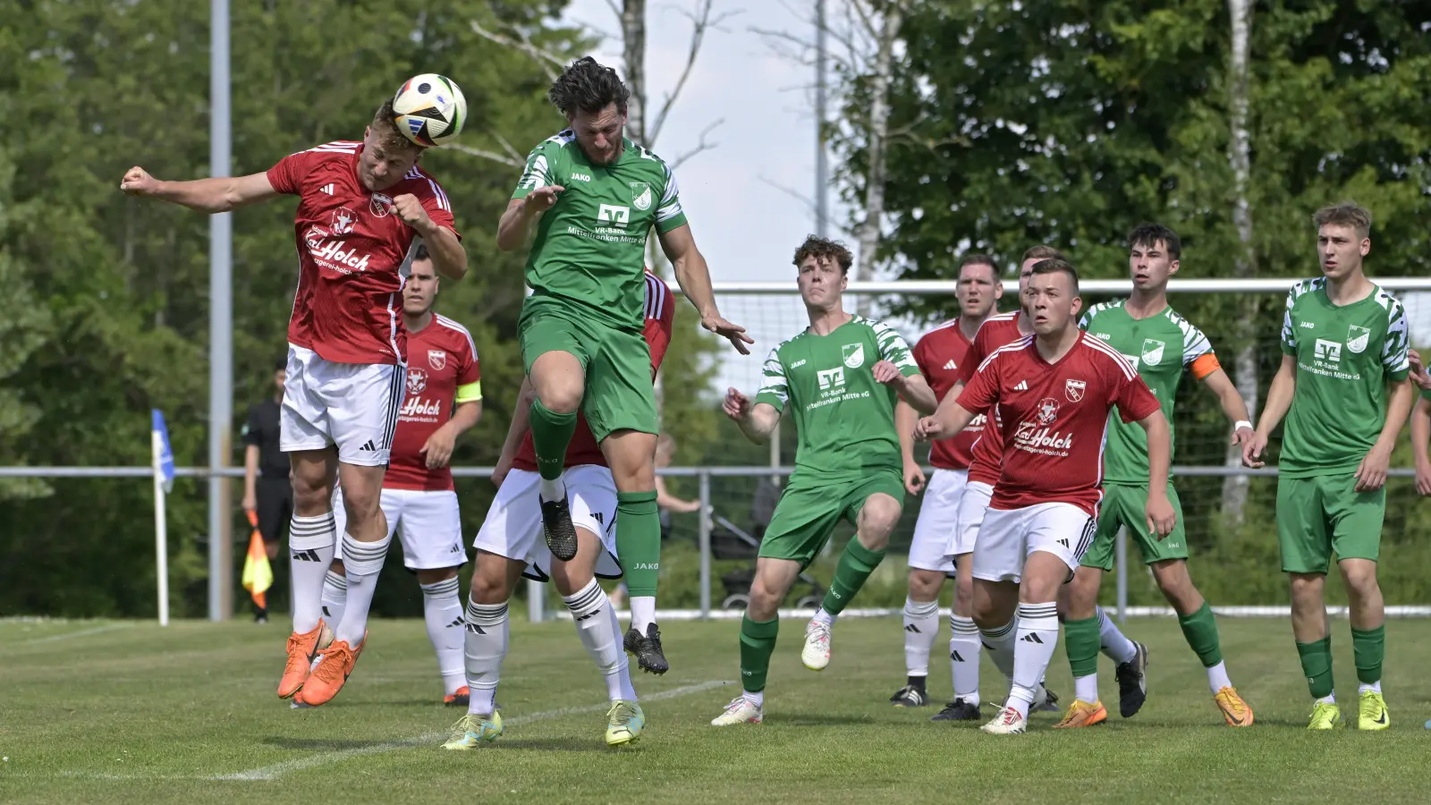 Der FC/DJK Burgoberbach (in grün links vorne Michael Weiß) hat sich mit einem 5:0-Sieg in Schalkhausen (links am Ball Erik Ringler) in die Bezirksliga verabschiedet. Der SVS hat trotz der Niederlage den Klassenerhalt geschafft. (Foto: Martin Rügner)