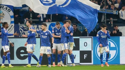 Die Schalker Spieler wurden von den Fans gefeiert. (Foto: Bernd Thissen/dpa)
