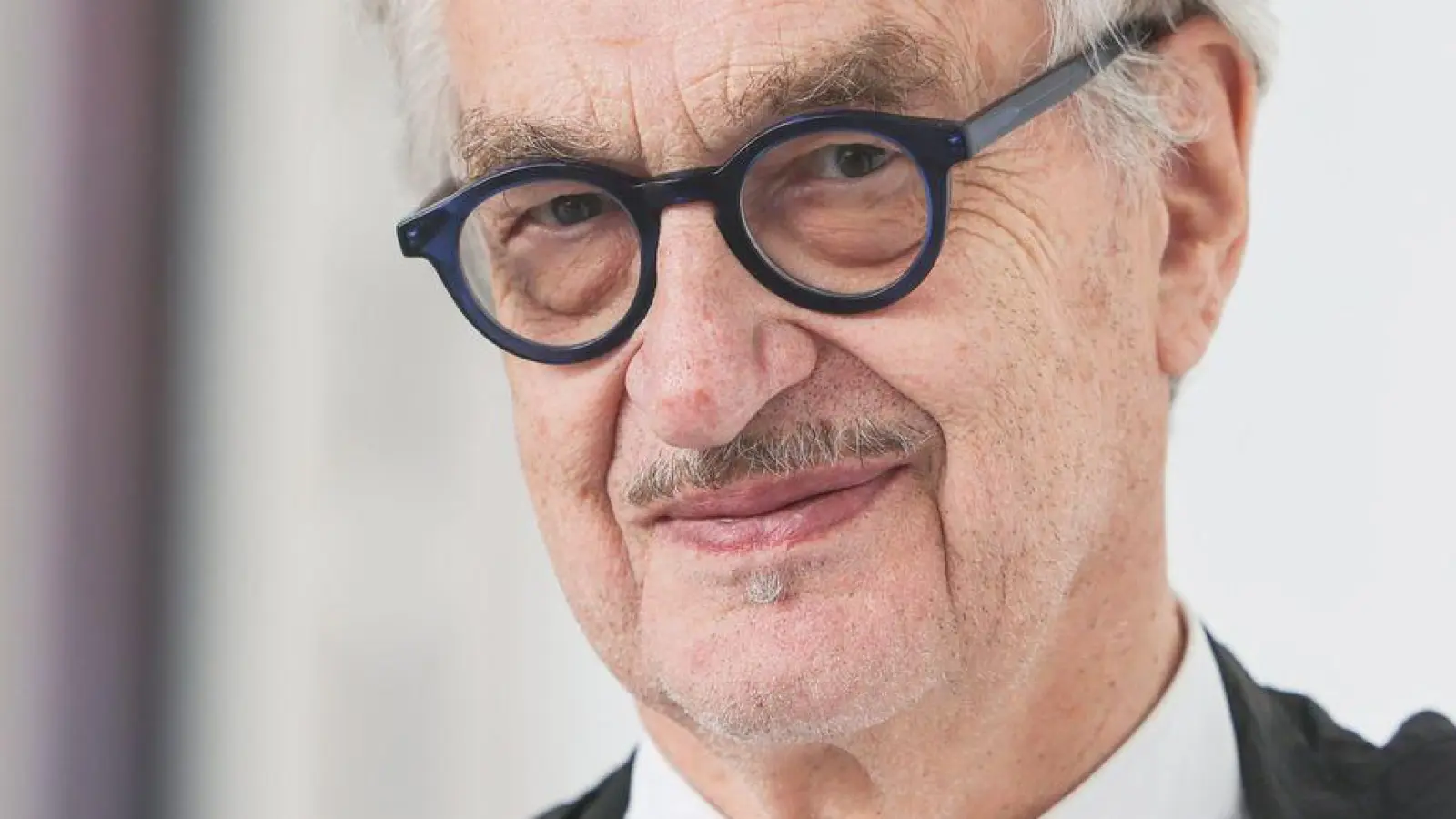 Wim Wenders schaut am Morgen erst einmal aus dem Fenster. (Archivfoto) (Foto: Oliver Berg/dpa)