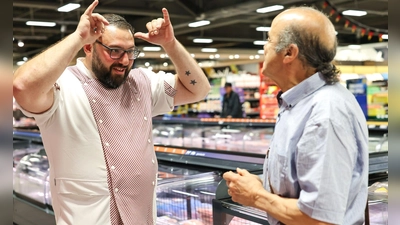 Metzger Yevgeniy Klibanov zeigt die Gebärde für „Rind“.  (Foto: Daniel Löb/dpa)