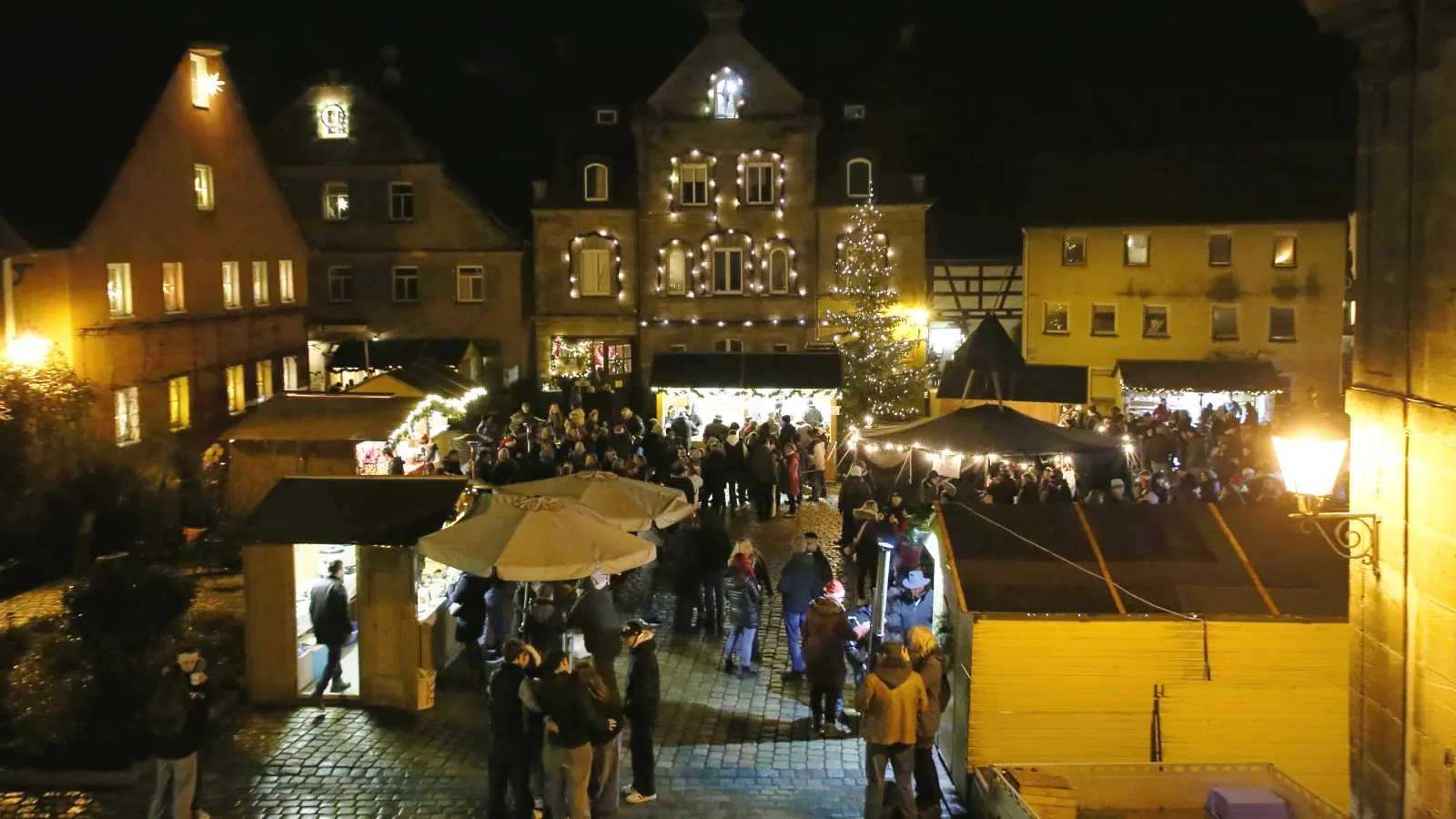 Der Weihnachtsmarkt in Lichtenau wird auf dem Marktplatz veranstaltet, hier eine Aufnahme aus dem Jahr 2024. (Foto: Alexander Biernoth)