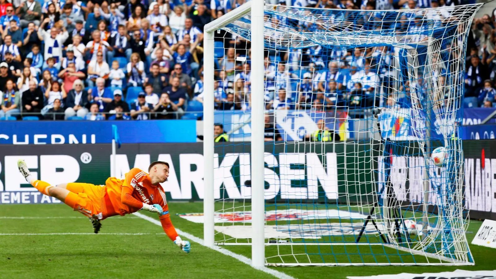 Nürnbergs Torwart Jan Reichert ist bei Karlsruhes 1:0 ohne Abwehrchance. (Foto: Philipp von Ditfurth/dpa)