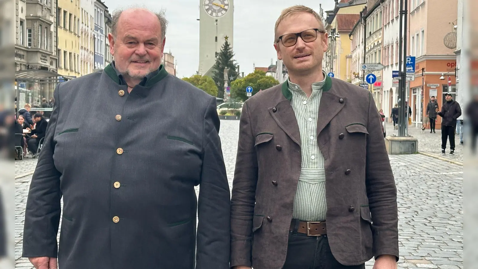 Der Bund Bairische Sprache hat einen neuen Vorsitzenden: Niklas Hilber (rechts) hat das Amt von seinem Vorgänger Sepp Obermeier übernommen. Der ist jetzt Ehrenvorsitzender. (Foto: Ute Wessels/dpa)