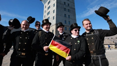 Tag der Einheit: Schornsteinfeger feiern auf dem Brocken (Foto: Matthias Bein/dpa)