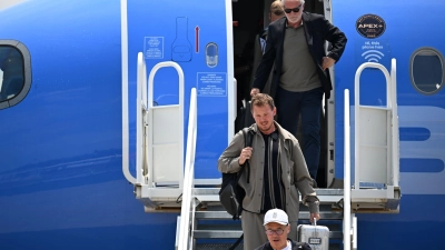 Julian Nagelsmann und Rudi Völler verlassen das Flugzeug in Winston-Salem. (Foto: Federico Gambarini/dpa)