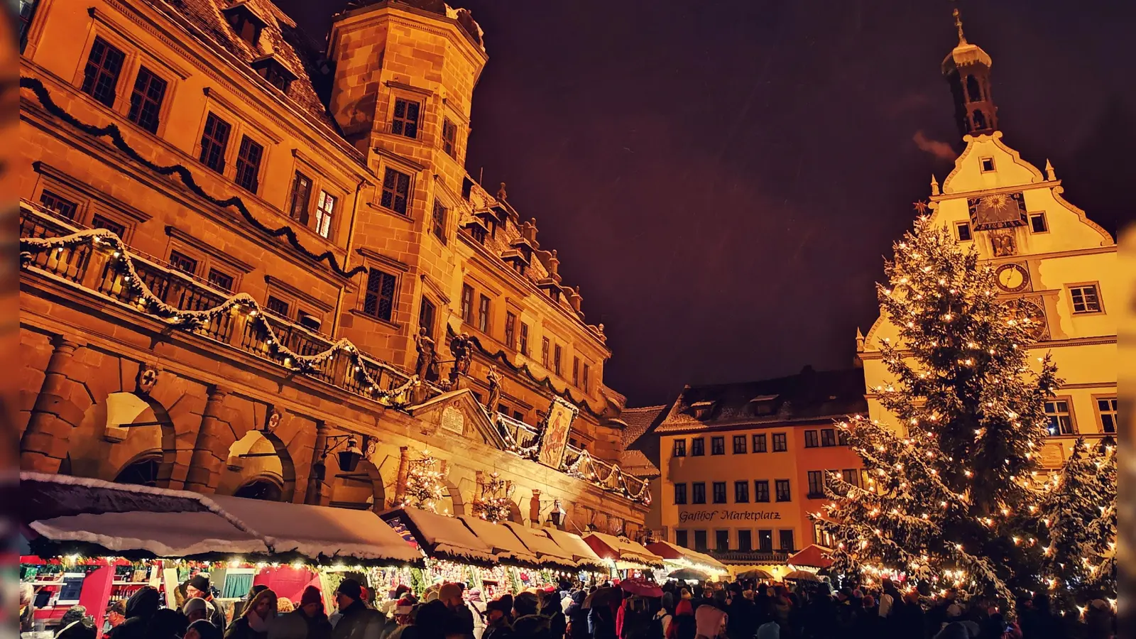 Zum Start des Reiterlesmarktes hatte sich gestern Abend eine große Menschenschar vor dem Rathaus versammelt. Die Dächer der Buden waren stimmungsvoll eingeschneit. Insgesamt 55 Stände, fünf mehr als 2022, aber immer noch weniger als vor der Pandemie, stehen zwischen Marktplatz und Jakobskirche. Bis Samstag, 23. Dezember, ist Betrieb in der Budenstadt. (Foto: Jürgen Binder)