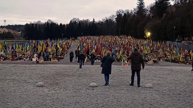 Das Marsfeld in Lwiw, ein riesiges Flaggenmeer der Toten. (Foto: Christian Hofmann)