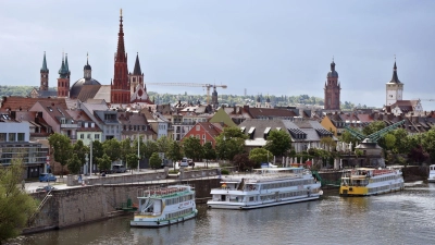Wolkenloser Himmel in Würzburg. Unterfranken wird nach Vorhersage des DWD an diesem Mittwoch einmal mehr die wärmste Region Bayerns sein. (Archivbild) (Foto: Karl-Josef Hildenbrand/dpa)