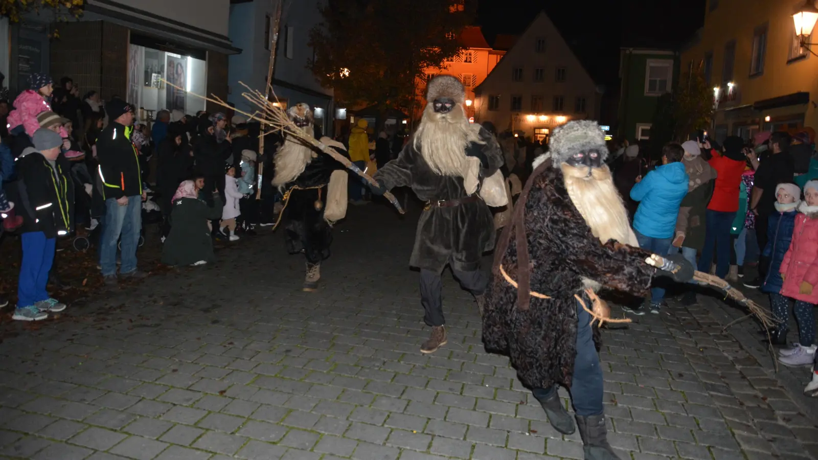Begleitet von lauten „Ho,Ho,Ho”-Rufen stürmten die finsteren Gesellen den Wassertrüdinger Marktplatz.  (Foto: Peter Tippl)