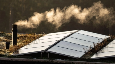 Der Schornstein einer Gastherme für die Heizung und die Warmwasserbereitung dampft Morgen auf dem Dach eines Frankfurter Reihenhauses. Gas sollinfolge einer Mehrwertsteuersenkung billiger werden. (Foto: Frank Rumpenhorst/dpa)