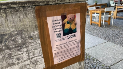 Neben den Plakaten auf Deutsch bittet auch ein eigener Webauftritt auf Englisch, Polnisch, Rumänisch und Bulgarisch um Hinweise zu dem gestohlenen Plüschtier. (Foto: Christof Bock/dpa)