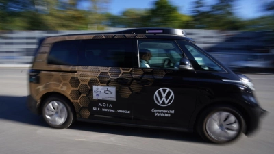 Der ID Buzz - hier noch als Prototyp - soll unter anderem in Hamburg unterwegs sein. (Archivbild) (Foto: Marcus Brandt/dpa)
