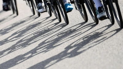 Vier Radfahrer sind bei dem Vorfall in Italien zum Teil schwer verletzt worden. (Symbolfoto) (Foto: Fabio Ferrari/LaPresse via ZUMA Press/dpa)