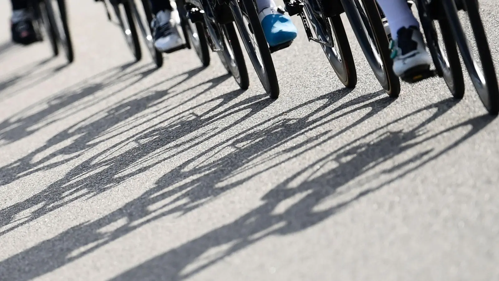 Vier Radfahrer sind bei dem Vorfall in Italien zum Teil schwer verletzt worden. (Symbolfoto) (Foto: Fabio Ferrari/LaPresse via ZUMA Press/dpa)