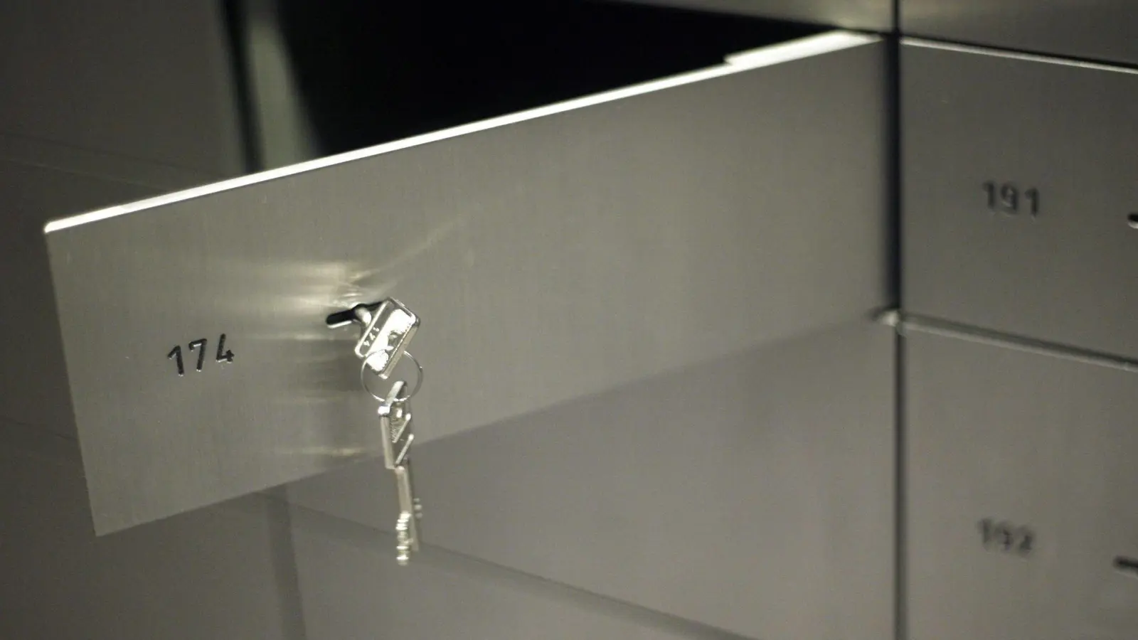 Die Versicherungssumme für Schließfachinhalte ist oft begrenzt: Ein Blick in die Vertragsunterlagen schafft Klarheit über den Schutzumfang. (Foto: Jens Wolf/dpa-Zentralbild/dpa-tmn)