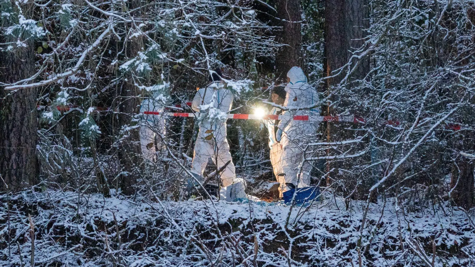 Etwa zwei Monate nach der Tat findet die Polizei in einem Wald bei Alfeld die Leiche der vermissten 49-Jährigen. (Foto: Lars Haubner/NEWS5/dpa)