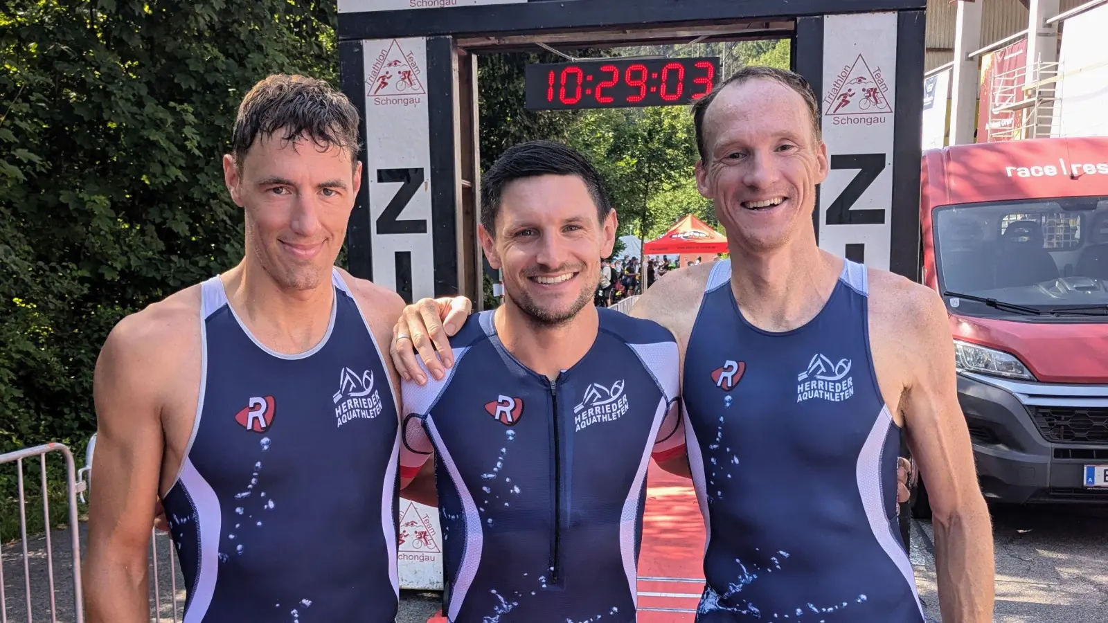 Zufrieden mit dem Abschluss: Die Aquathleten Tobias Keilwerth, Tobias Danzer und Tobias Müller (von links). (Foto: Lisa Keilwerth)