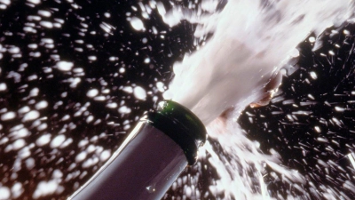 Ob mit oder ohne Grund zum Anstoßen: Die Deutschen lassen gern die Korken knallen.  (Foto: DWI/deutscheweine.de/dpa-tmn)