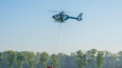 Der Brand ist unter Kontrolle. (Foto: Ferdinand Merzbach/NEWS5/dpa)