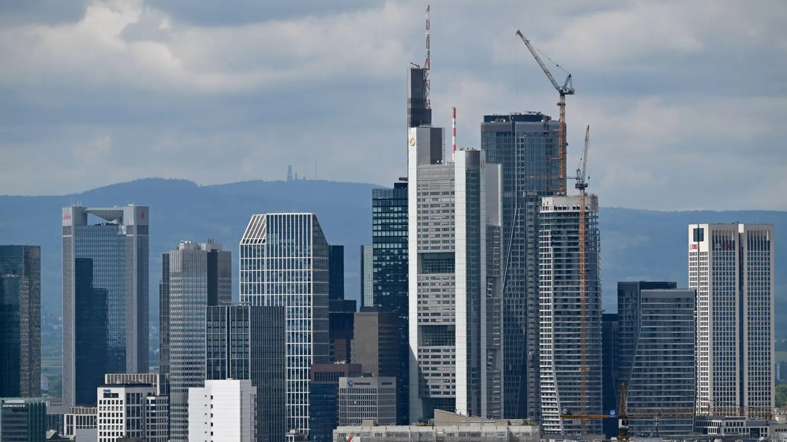 Die Banken vergeben Kredite an Unternehmen restriktiver.  (Foto: Arne Dedert/dpa)