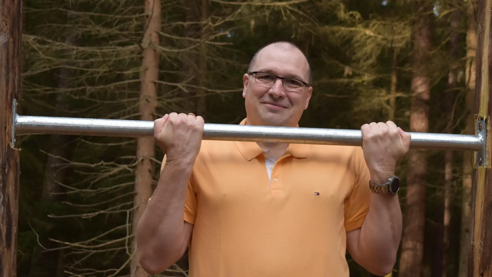 Klimmzüge sind nicht jedermanns Sache. Wer diesen nichts abgewinnen kann, darf auch gerne mal eine der insgesamt zehn Stationen auslassen – immerhin soll der Parcours Spaß machen. (Foto: Ute Niephaus)