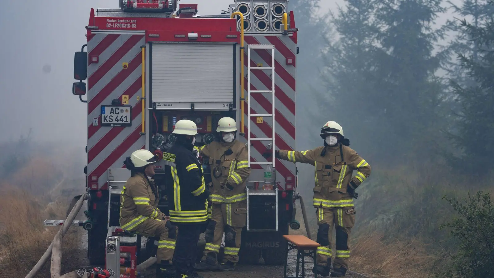 Hunderte von Feuerwehrleuten sind an der Eindämmung des Brands im Naturschutzgebiet Hohes Venn beteilgt. (Foto: Alexander Franz/dpa)