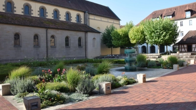 Für den Münsterplatz gilt bereits eine Satzung. Diese schreibt unter anderem eine Leinenpflicht für Hunde vor. Zudem untersagt sie „jegliches grob ungehöriges Verhalten, das dem Charakter und der Würde des Platzes unangemessen ist“. (Foto: Florian Schwab)