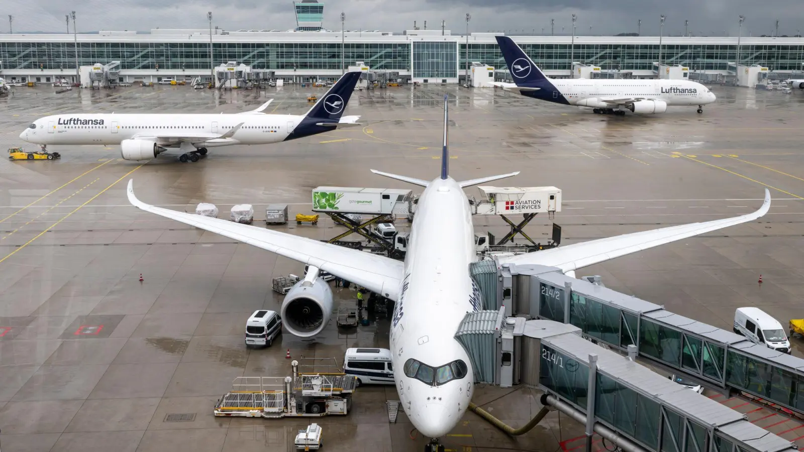 Das Terminal 2 des Münchner Flughafens soll bis Ostern deutlich mehr Abfertigungskapazität zur Verfügung haben. (Archivbild) (Foto: Peter Kneffel/dpa)